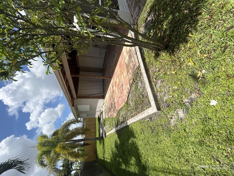 Building Photo - 3050 NE 9th Terrace
