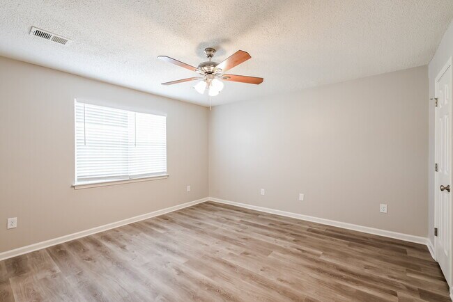 Building Photo - 6662 Wildwood Ct