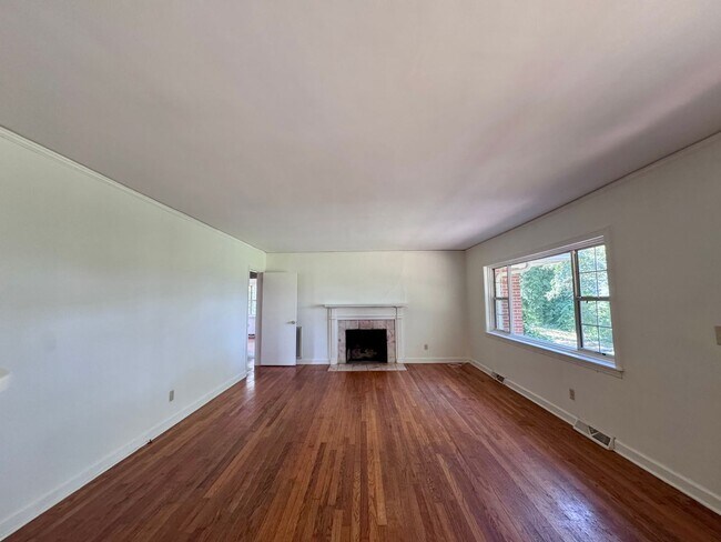 Building Photo - 114 Lookout Cir SW
