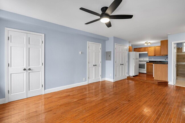 Building Photo - 537 E Girard Ave