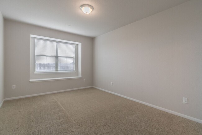 Building Photo - 2880 Donnell Dr
