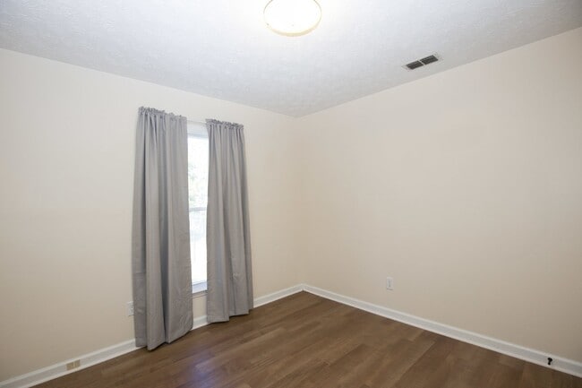 Building Photo - 330 Conifer Dr