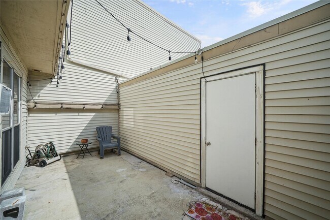 Building Photo - 1998 Augusta Dr