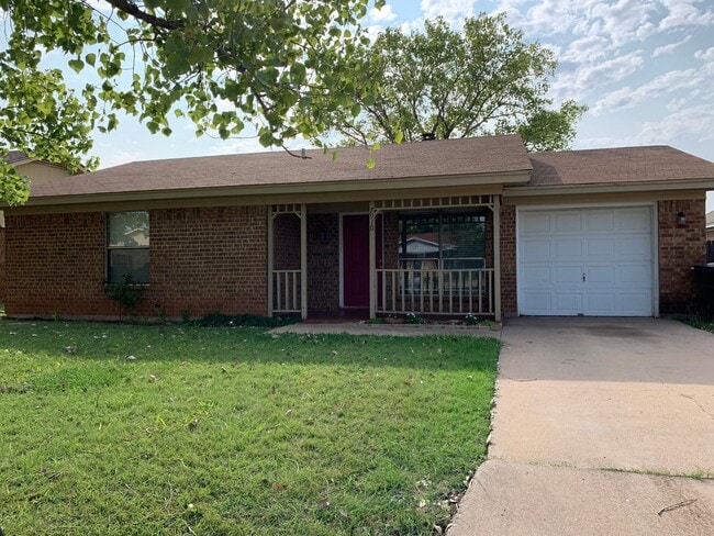 Building Photo - Three Bedroom Two Bath Home for Lease - Me...