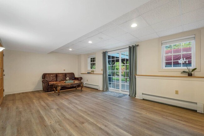 Building Photo - 8 Hemlock Ln