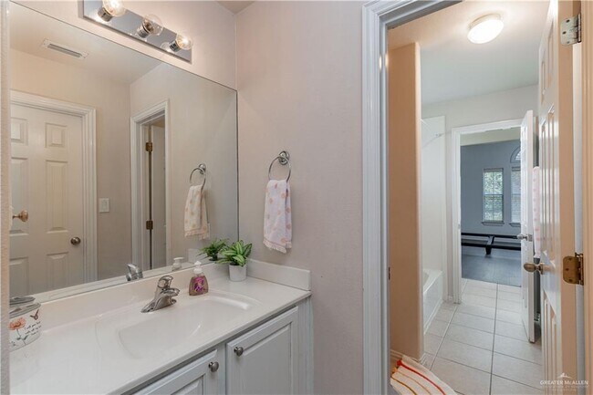 Building Photo - 31 El Jardin St