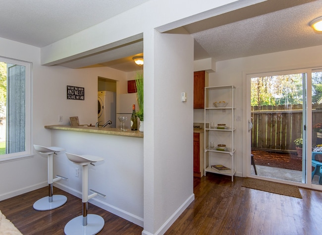 Building Photo - Townhouse style condo in Beaverton!