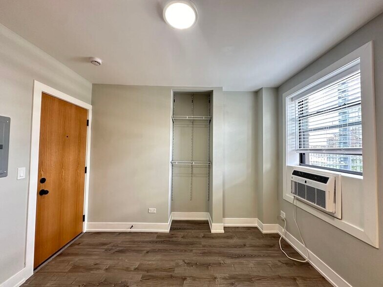 Building Photo - 545 W Belmont Ave