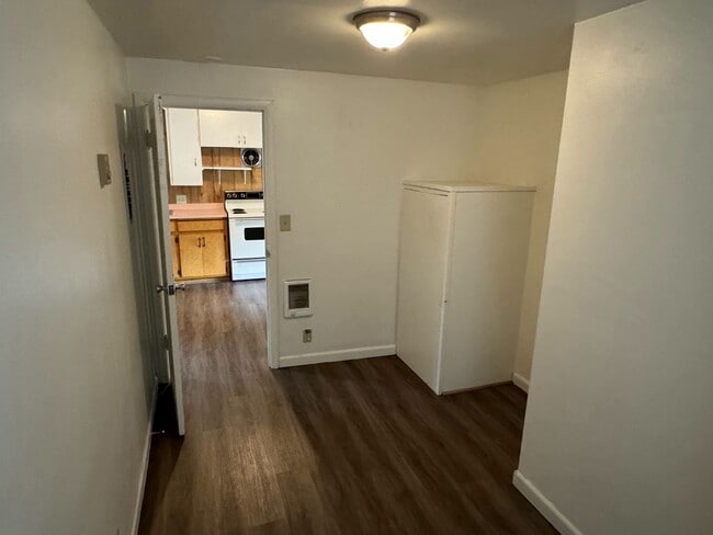 Building Photo - 2 Bedroom Triplex Unit in Springfield