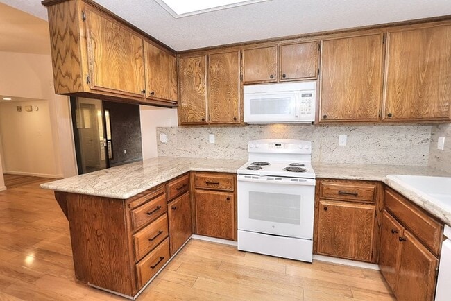 Building Photo - Beautiful corner halfplex available now for rent!