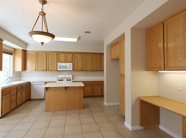 Building Photo - New Renovation* Prestigious Spacious 4 Bedroom