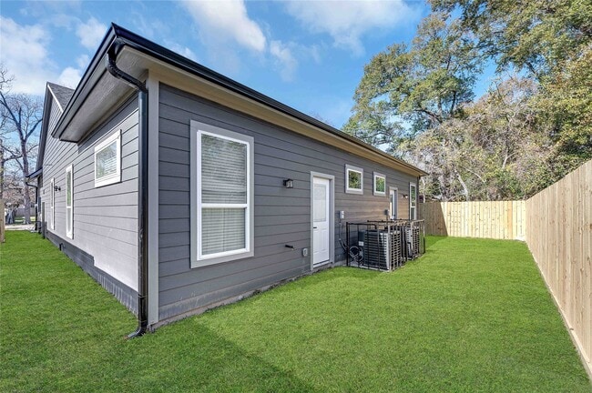 Building Photo - 6510 Bunche Dr