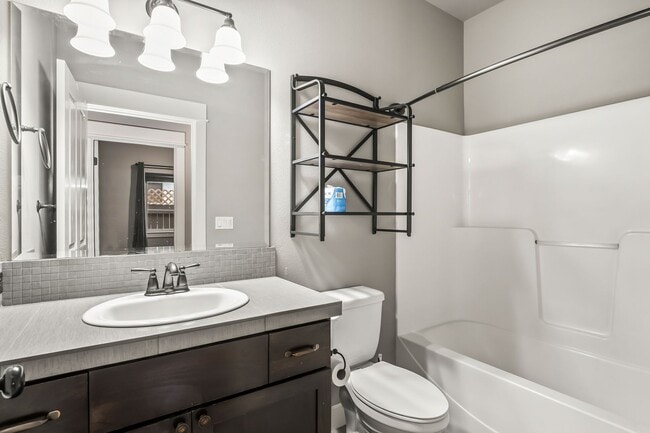 Building Photo - Single-Level 3 Bed, 2 Bath Home with Fully Fenced Backyard