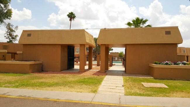 Building Photo - AFFORDABLE UNIT ON THE PHOENIX/TEMPE BOARDER!