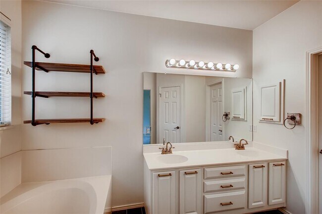 Building Photo - 3217 Tehama Ct