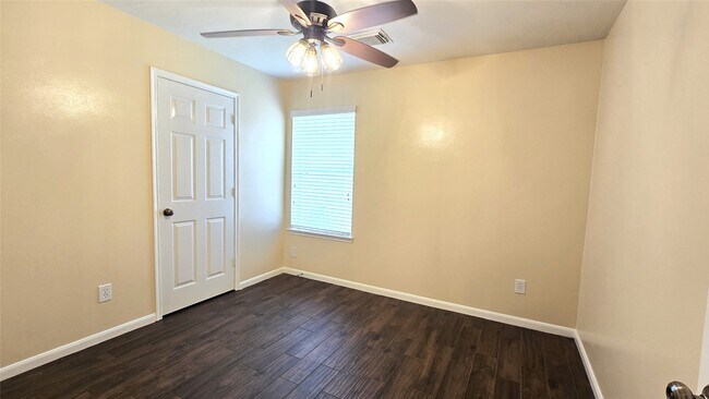Building Photo - 2014 Pinecreek Pass Ln