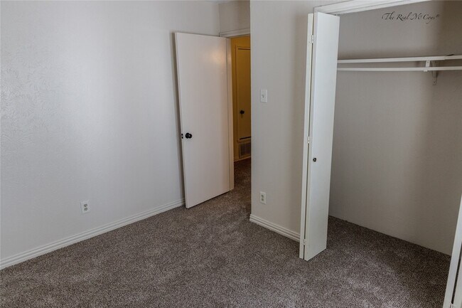 Building Photo - 3101 Raintree Dr
