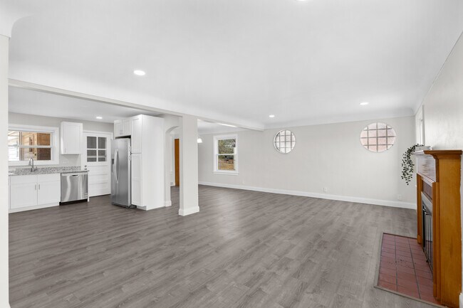Building Photo - 223 N Dellwood Ave
