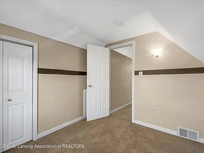 Building Photo - Move-In Ready 3 Bed, 2 Bath in Lansing (Section 8 Approved)