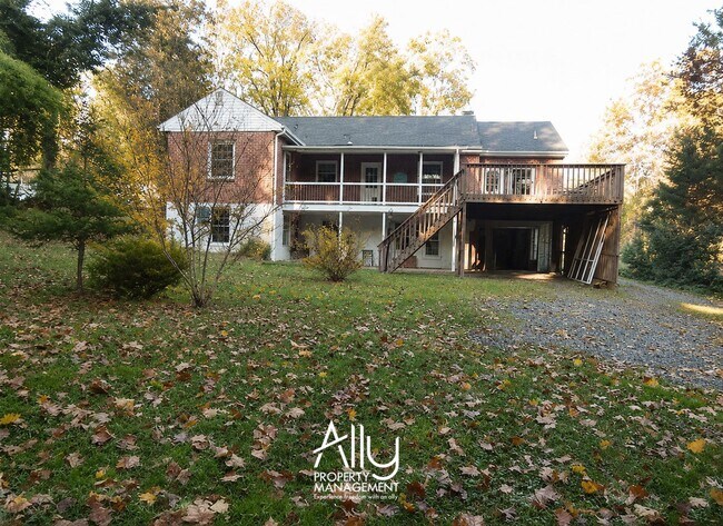 Building Photo - 1605 Cambridge Cir