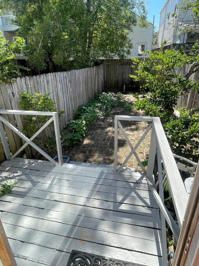 Building Photo - 1BD/1BA Uptown, w/ Private Fenced In Court...