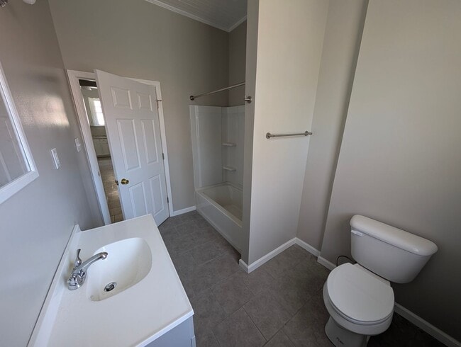 Building Photo - Spacious 3/4 Bedroom