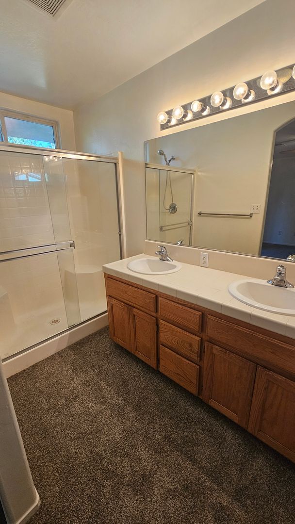 Building Photo - Great SW Location