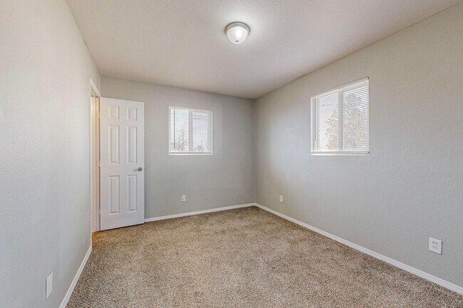 Building Photo - NE Mid-Century Modern 3 Badroom 1.5 Bath with garage