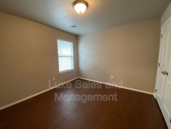 Building Photo - 2116 Buena Vida Ln