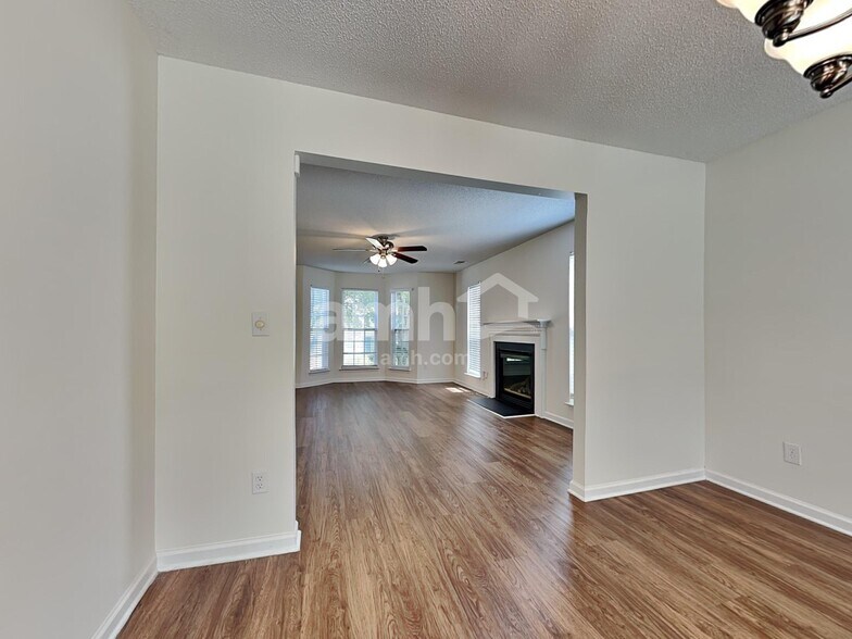 Building Photo - 6335 Dumont Ln