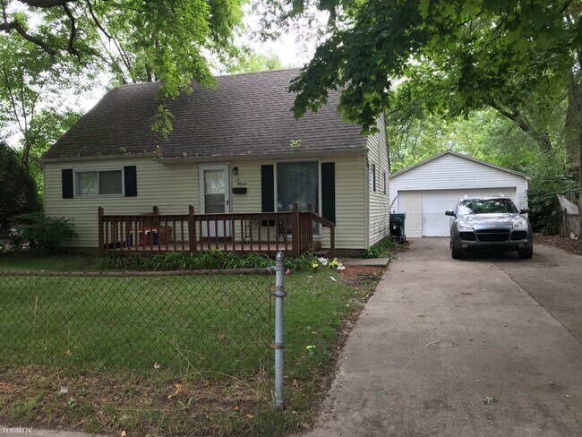 Primary Photo - 4 br, 1.5 bath House - 611 Woodlawn Ave