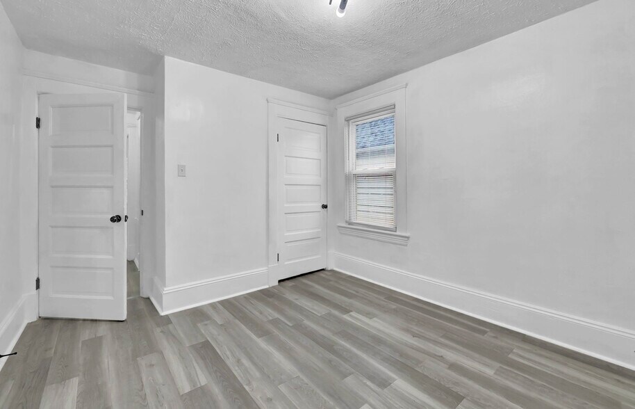 Building Photo - 1423 E 111th St