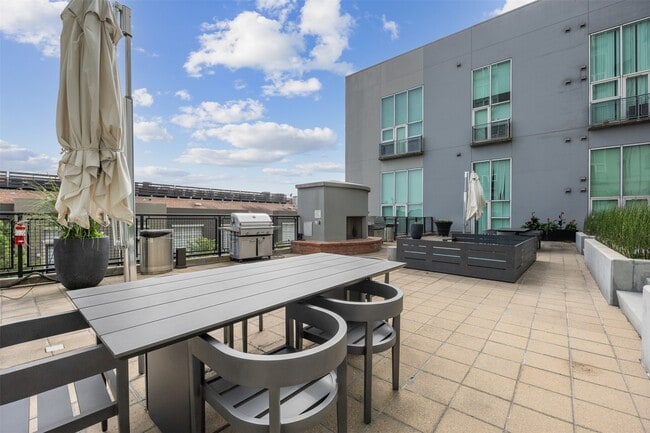 Building Photo - 2000 Bagby St