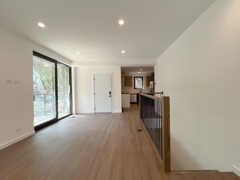 Building Photo - 3710 N Kenmore Ave