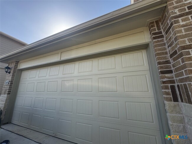 Building Photo - 908 Adler Way