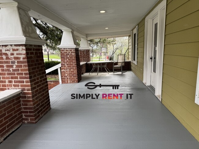 Building Photo - Renovated 2 Bedroom, 2 Bathroom on Campus!