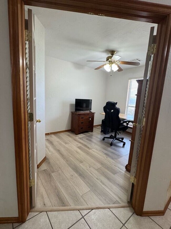 Building Photo - Fully Furnished, Short-Term Rental - (3) Bed/(2) Bath + Office! Pool Access!