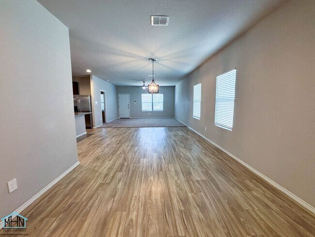 Building Photo - Inviting 3-bedroom, 2-bathroom House, Epit...