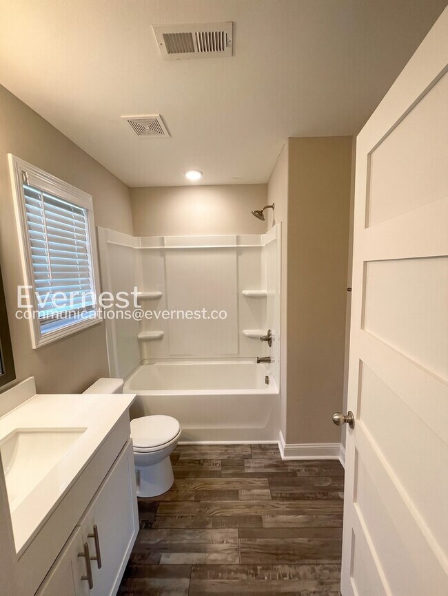 Building Photo - Limited Time Special Offer / 3 Bed/2.5 Bath Home with Garage / Pet-Friendly / Vouchers Accepted /...