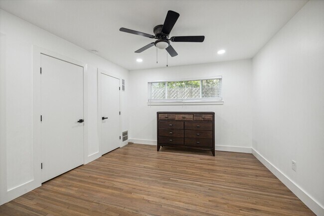 Building Photo - 2207 Mimosa Dr