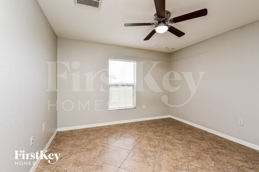 Building Photo - 1003 NW 8th Pl