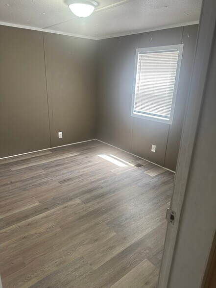 Building Photo - 1221 N Valrico Rd