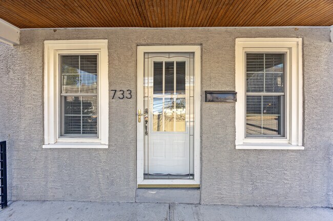 Building Photo - 733 E Elm St