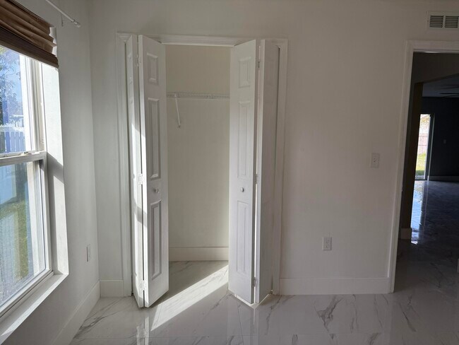 Building Photo - 1205 SW Alcantarra Blvd