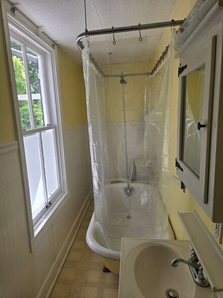 Tub & shower bathrm - 236 E 2nd St