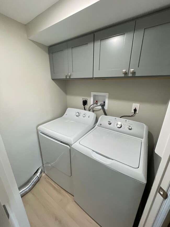 Building Photo - Main floor 2 bed 1 bath updated condo in C...