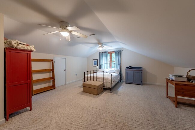 Building Photo - Spacious Colonial in Queens Lake