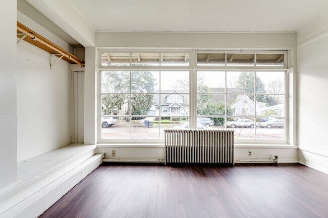 Building Photo - 4 Bedroom Ground Floor Apartment in Westside Neighborhood