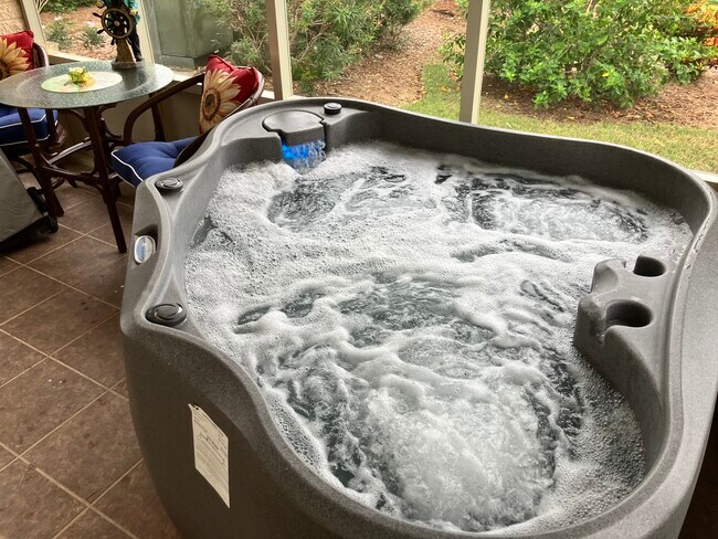 Building Photo - 2 S Bay Hill Dr