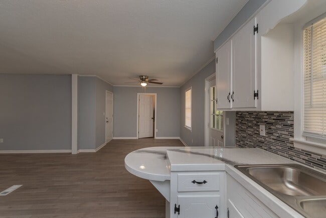 Building Photo - Updated 3 bed/2 bath home for lease in Old...